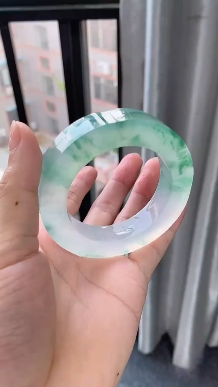 高冰飘花翡翠手镯,起莹起杠的