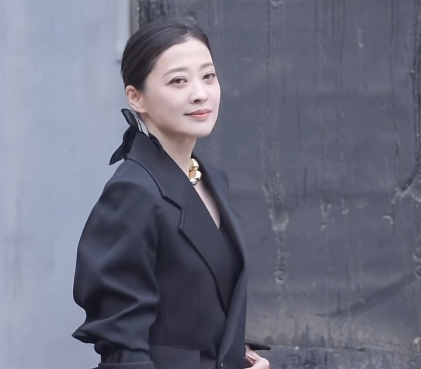 梅婷街头拍摄眼袋显疲惫,脖子上的项链抢镜,她最近工作安排比较多