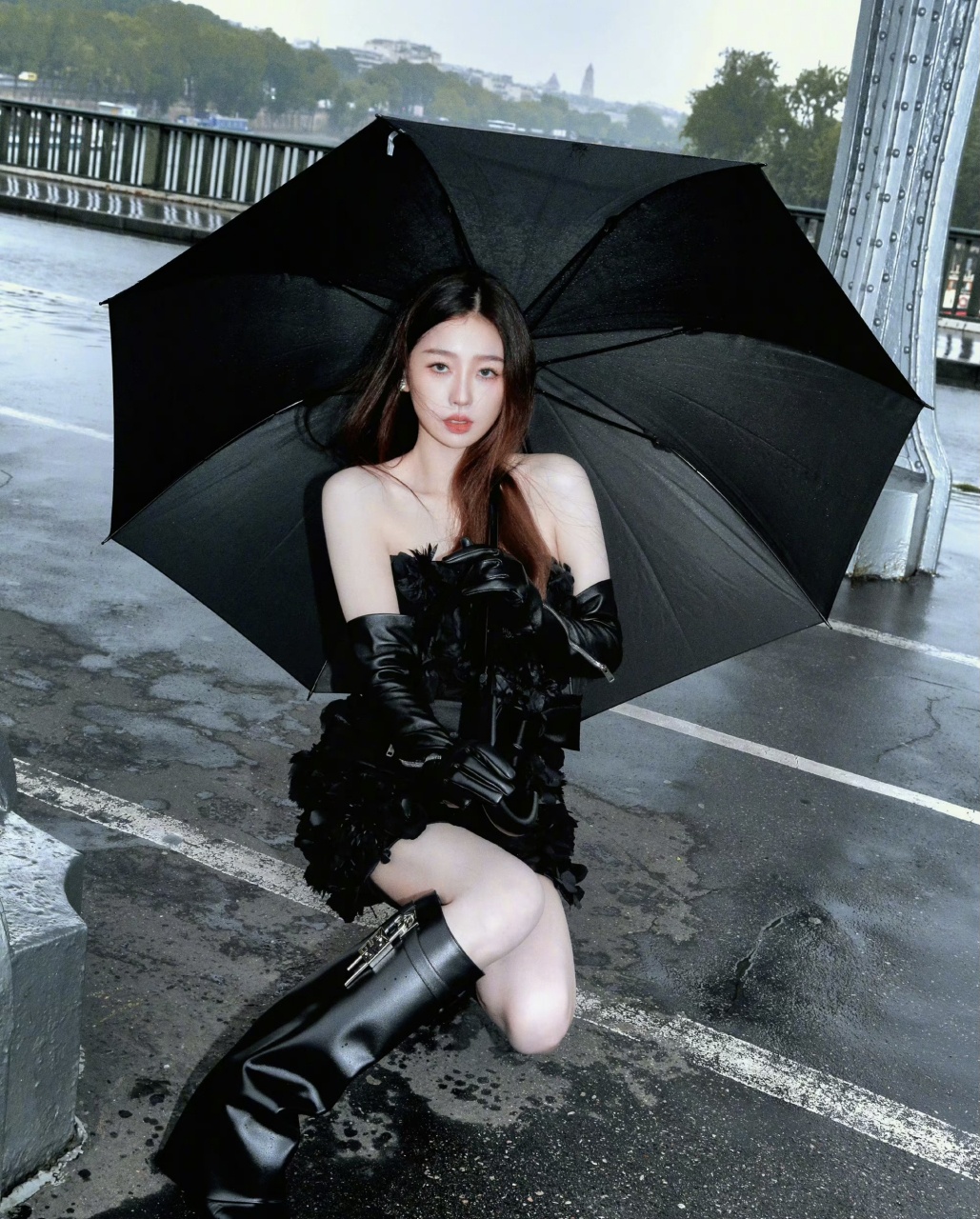 虞书欣立体花朵黑裙造型