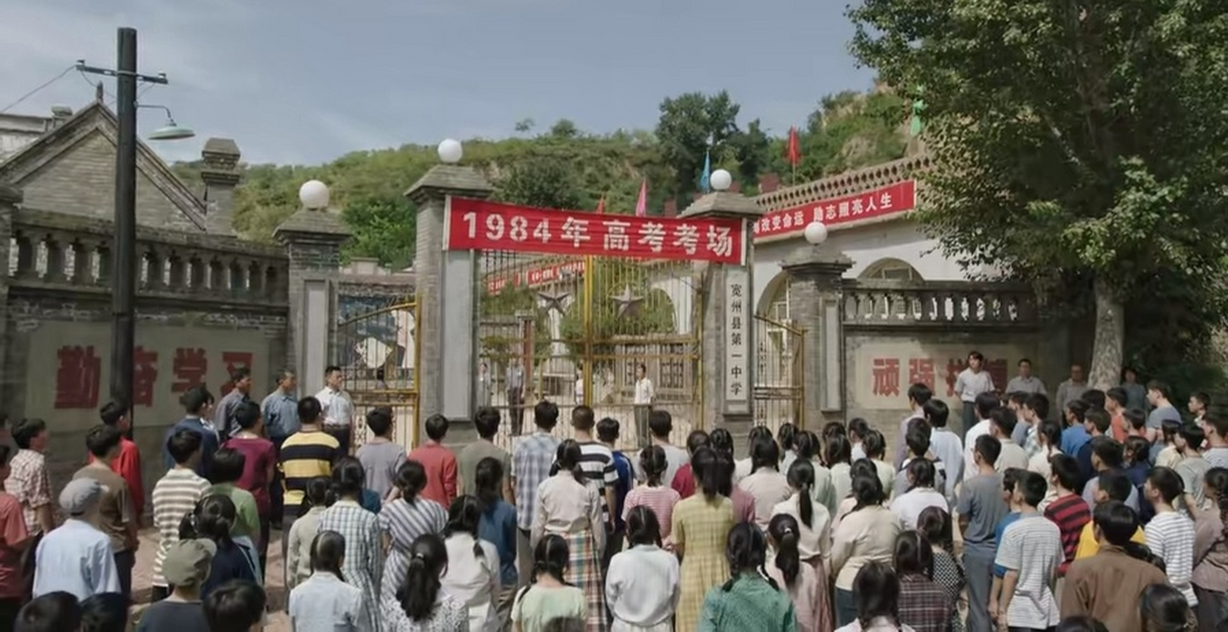 取消了十年的高考终于恢复了,但从发出通知到正式考试就两月,打得老师