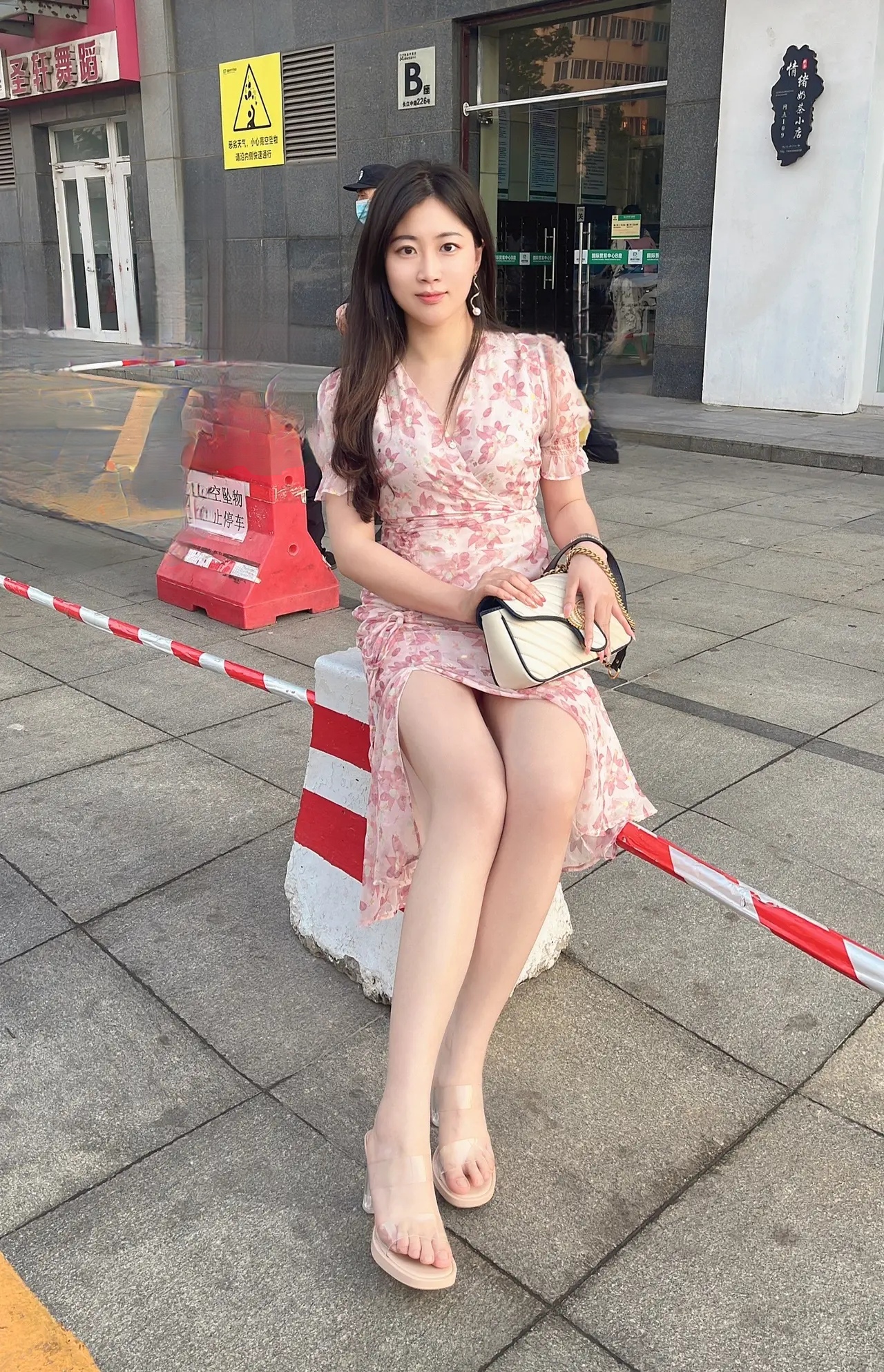 在武汉黄鹤楼的后山上,有一座岳飞的雕像,掩映在茂林修竹之中