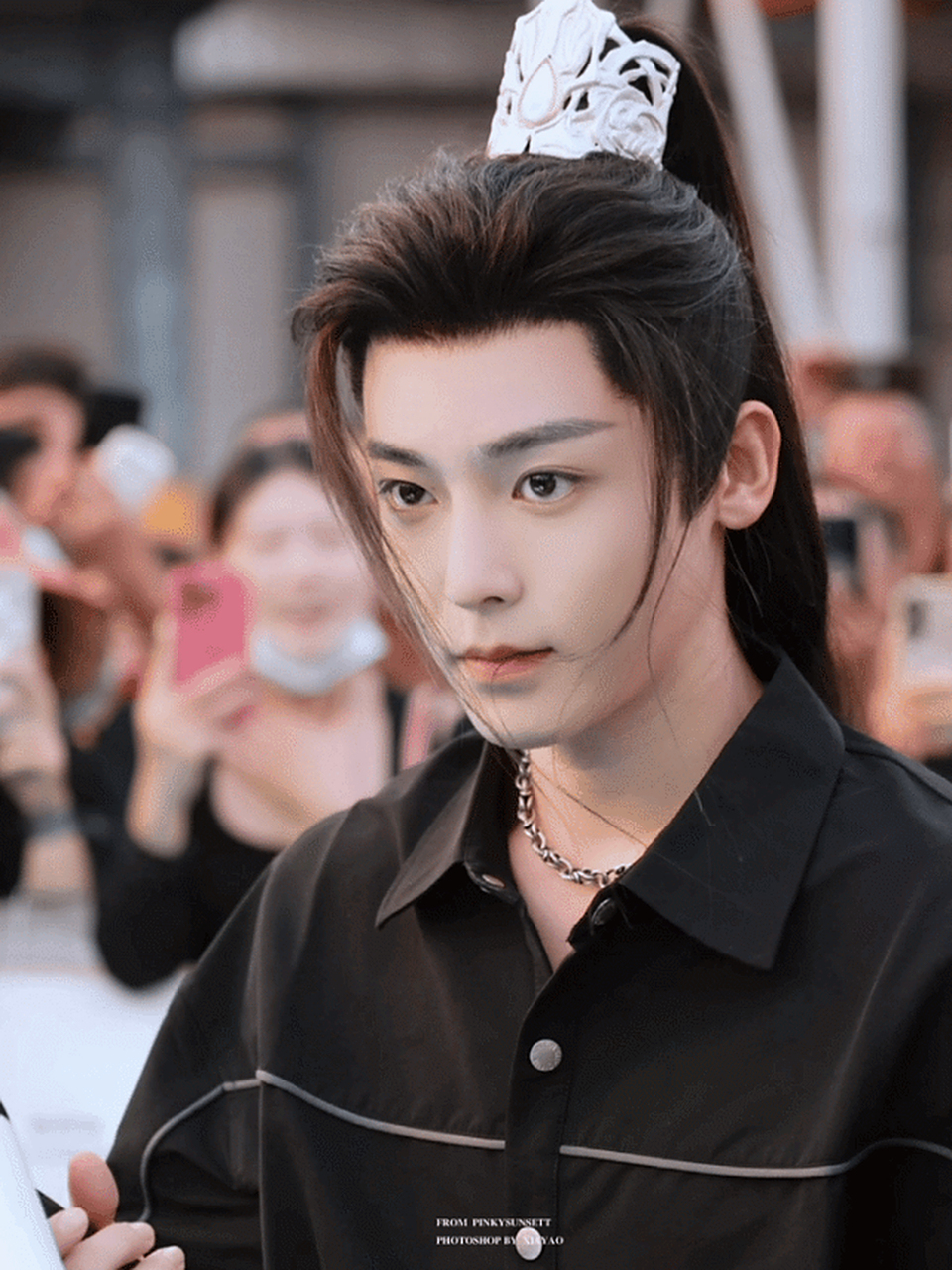 侯明昊# #少年白马醉春风#  你拍一辈子少白吧,边拍边播的那种[舔屏]