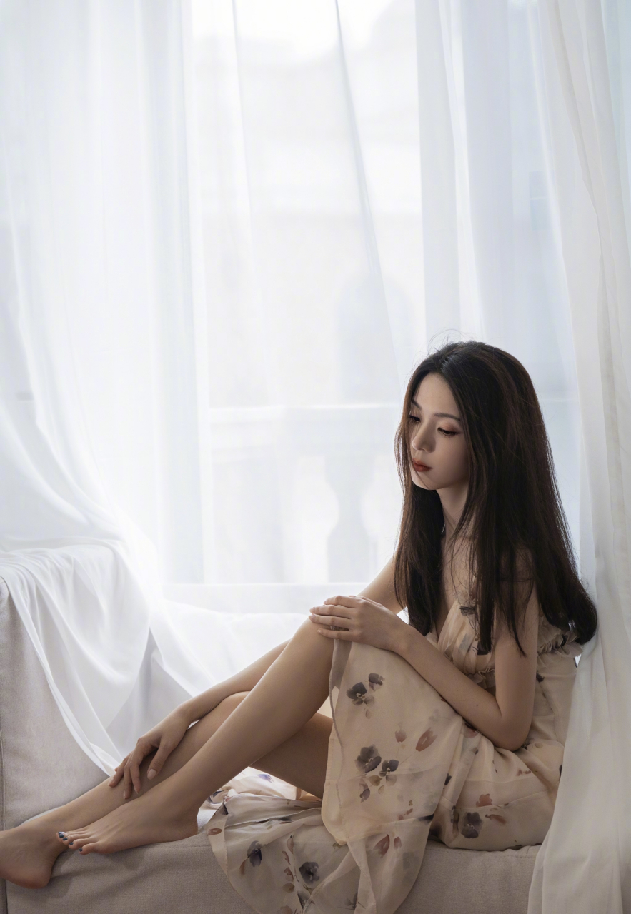 陈瑶碎花吊带连衣裙# 陈瑶碎花吊带连衣裙造型,姐姐真的太漂亮啦[打