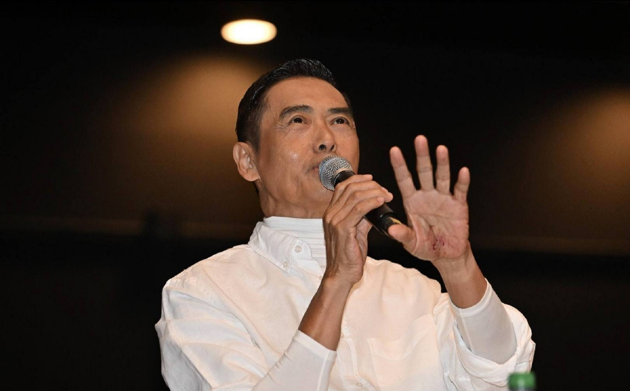 68岁周润发跑步摔倒,引发热议.