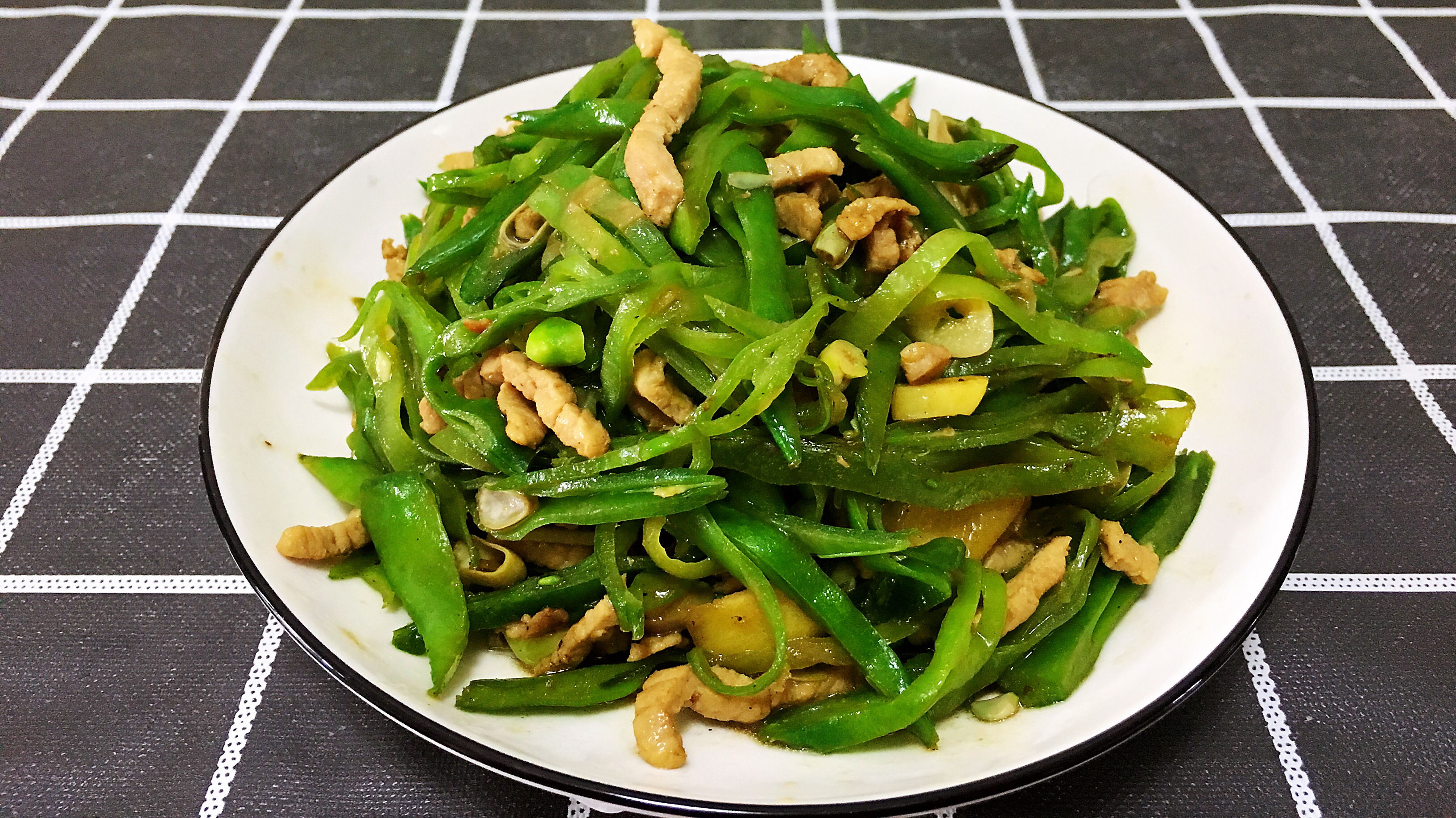 “猪耳朵”豆角的家常做法,不焯水,不油炸,下酒又下饭
