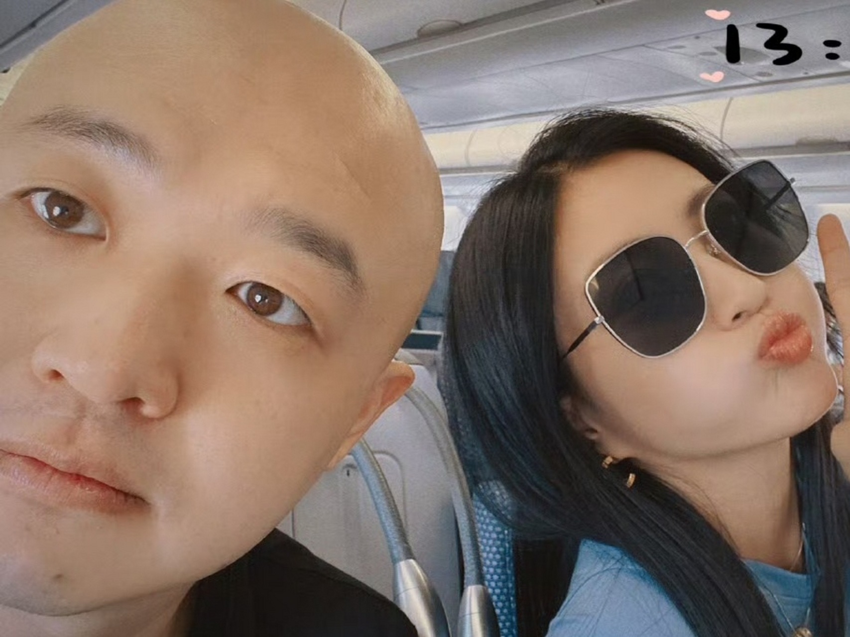 包贝尔夫妇飞机上秀恩爱,两人享受二人世界开心合影,包贝尔在老婆身后