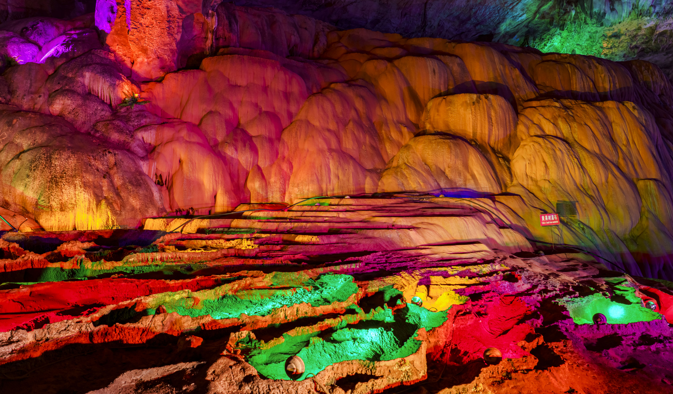 不仅有瓷器,还有这样一处绝美的溶洞景观,它的名字叫做【洪岩仙境】