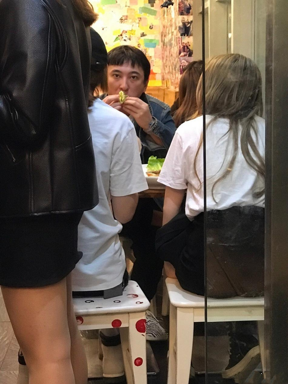 王思聪平时吃饭相当随意,大排档,路边摊,只是看的出要有美女相伴小王