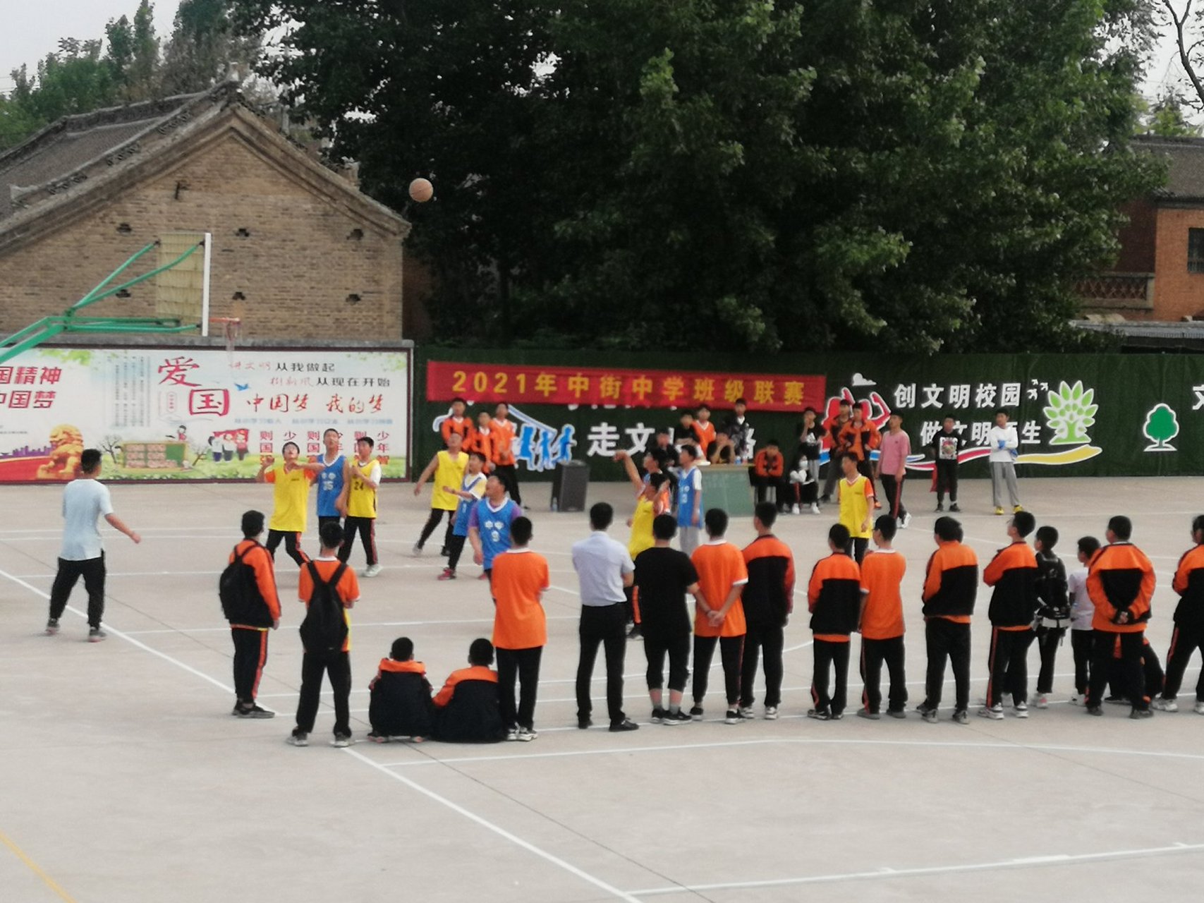中街中学2021班级篮球联赛 近日,新乡县小冀镇中街中学举行了2021年