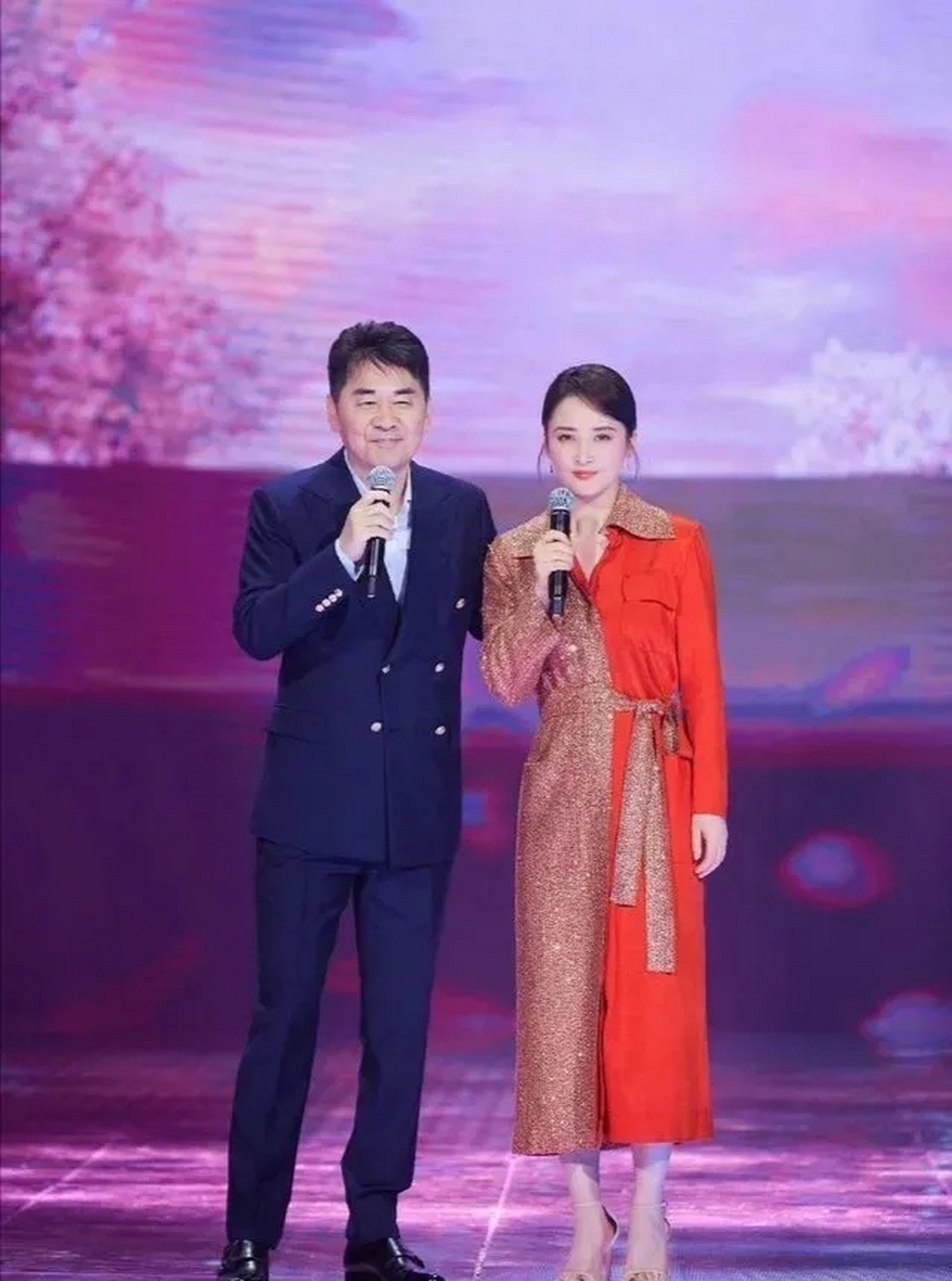 陈建斌和蒋勤勤还是很般配的,陈建斌有才华又低调,爱家爱妻子的好男人