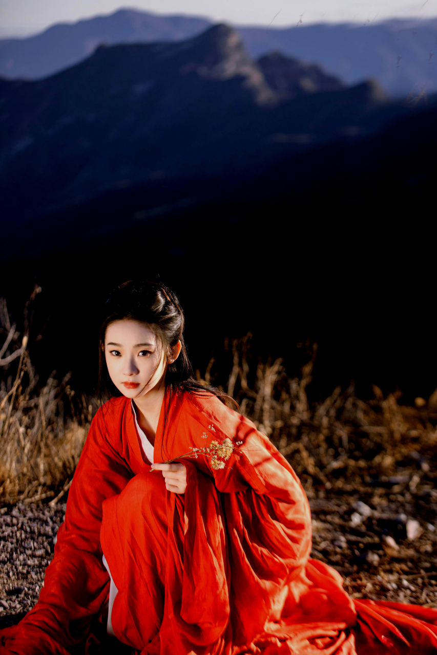 夕阳不及素衣红 #汉服# 张艺凡