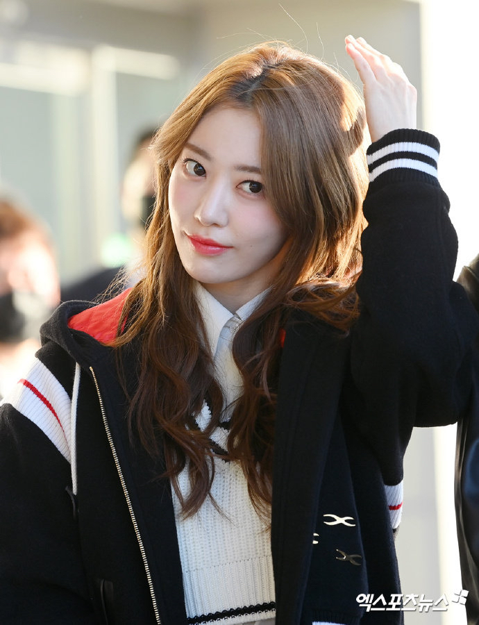 宫胁咲良今日机场图!学院风穿搭超吸睛