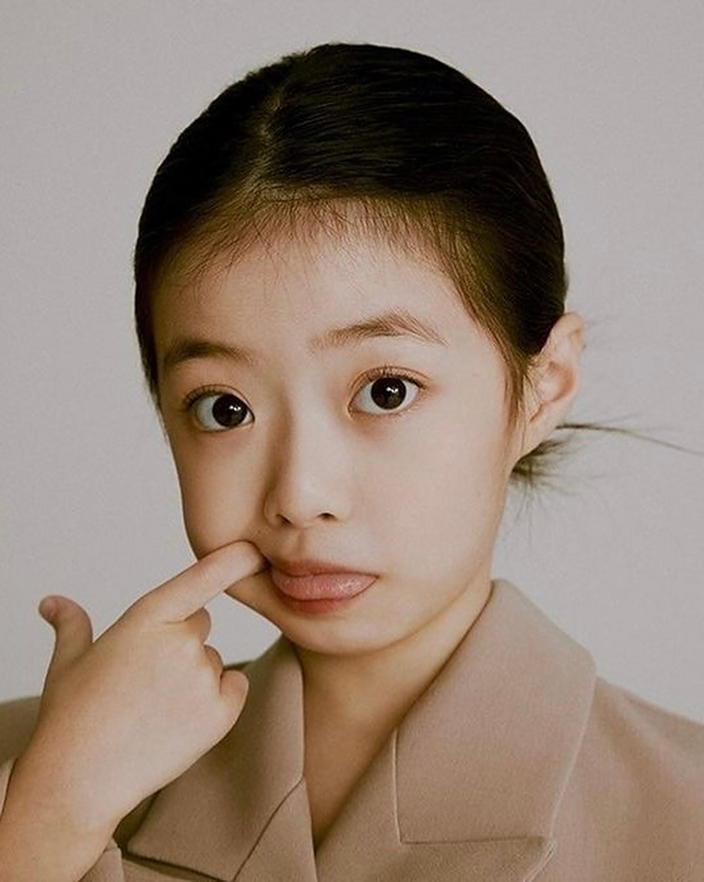 吴智律 《黑暗荣耀》河艺率的扮演者  妹妹好灵好可爱