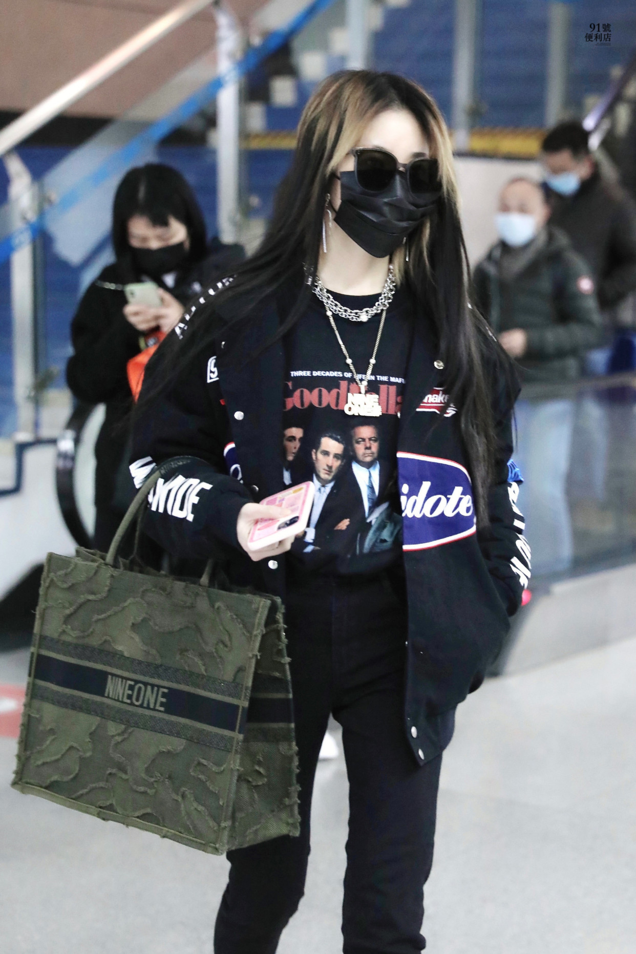 乃万机场look更新,手提老花托特包,气场在线