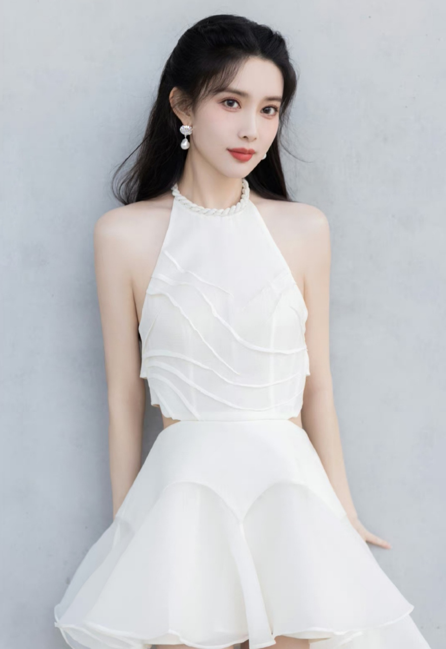 清纯唯美的#孟子义# 一袭白色挂脖少女裙,肤白貌美的容颜,窈窕曼妙的