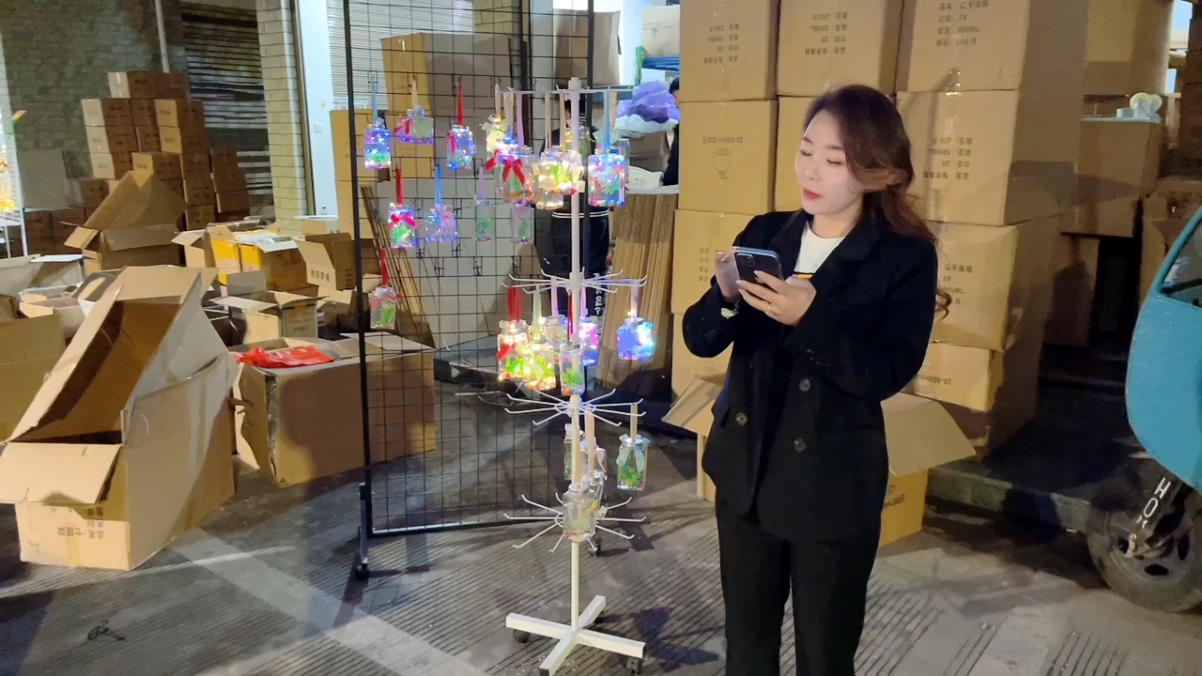 夜市出摊爆款,发光罐罐鱼火了,摆摊一两个小时收入上千