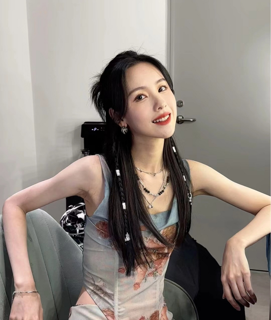 陈都灵结束活动心情大好,在休息室自拍俏皮感十足,她伸手比耶的时候