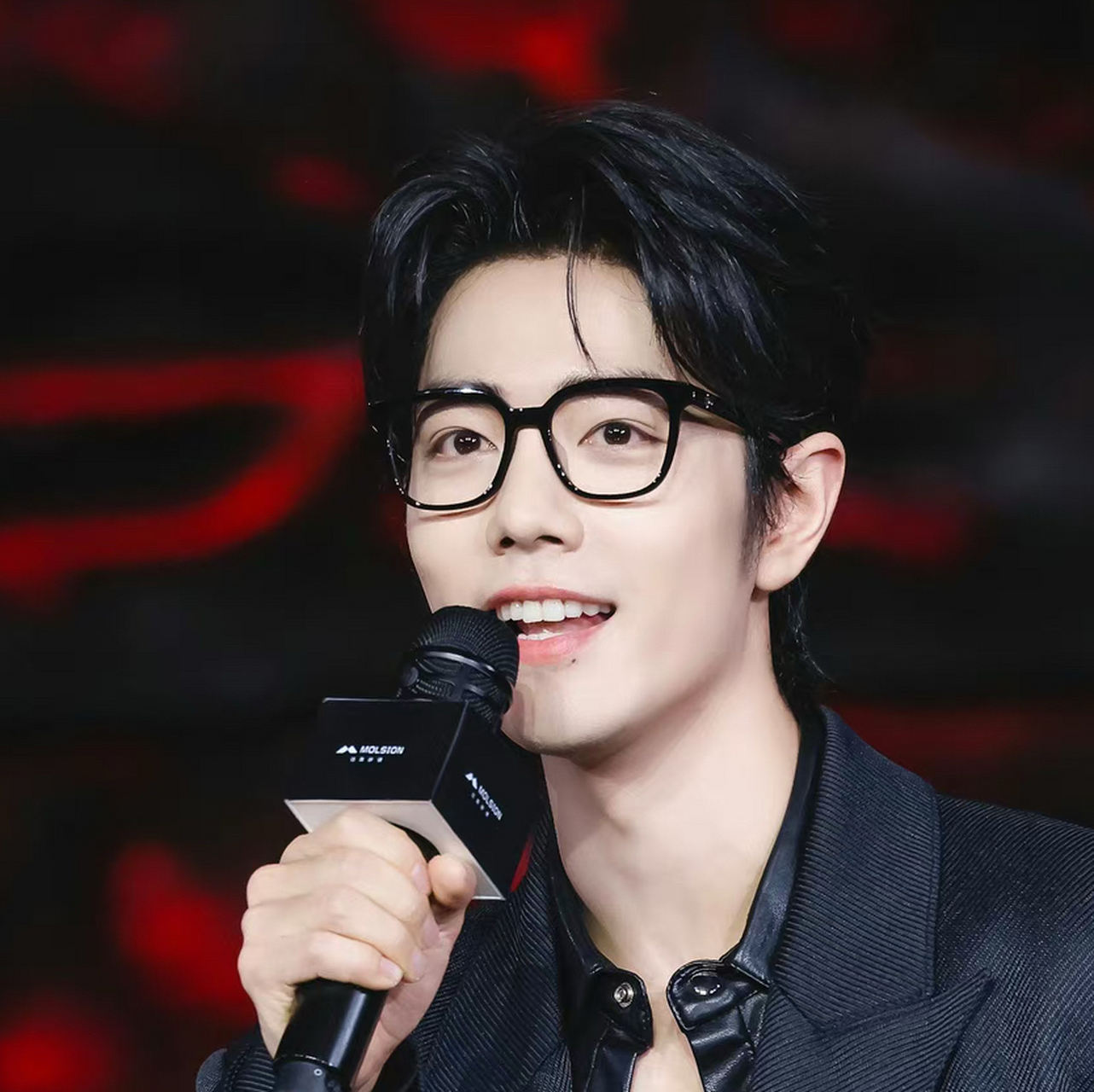 我爱所有的黑框眼镜!#肖战