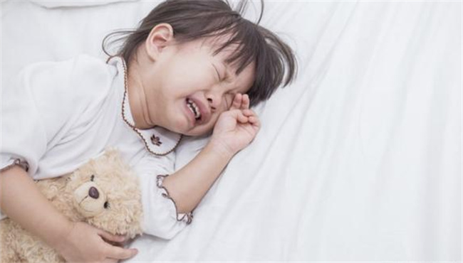 家里有孩子的一定要看完!哭着睡着,对孩子的影响有多大!