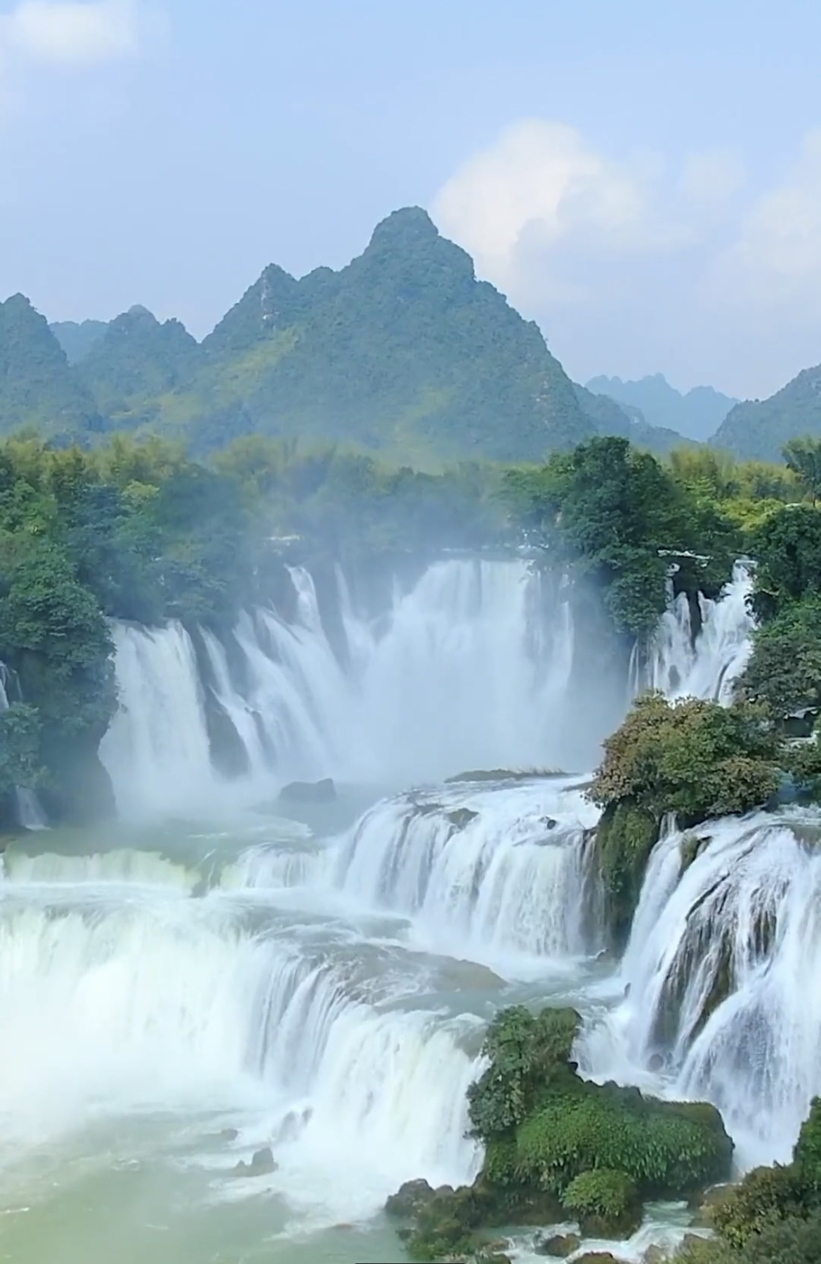 德天瀑布:位于广西壮族自治区崇左市大新县硕龙镇德天村,横跨中国越南