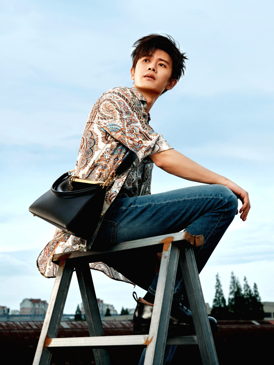 任嘉伦# 嘉伦好帅,瞬间又心动了,帅气的任背什么包都好看