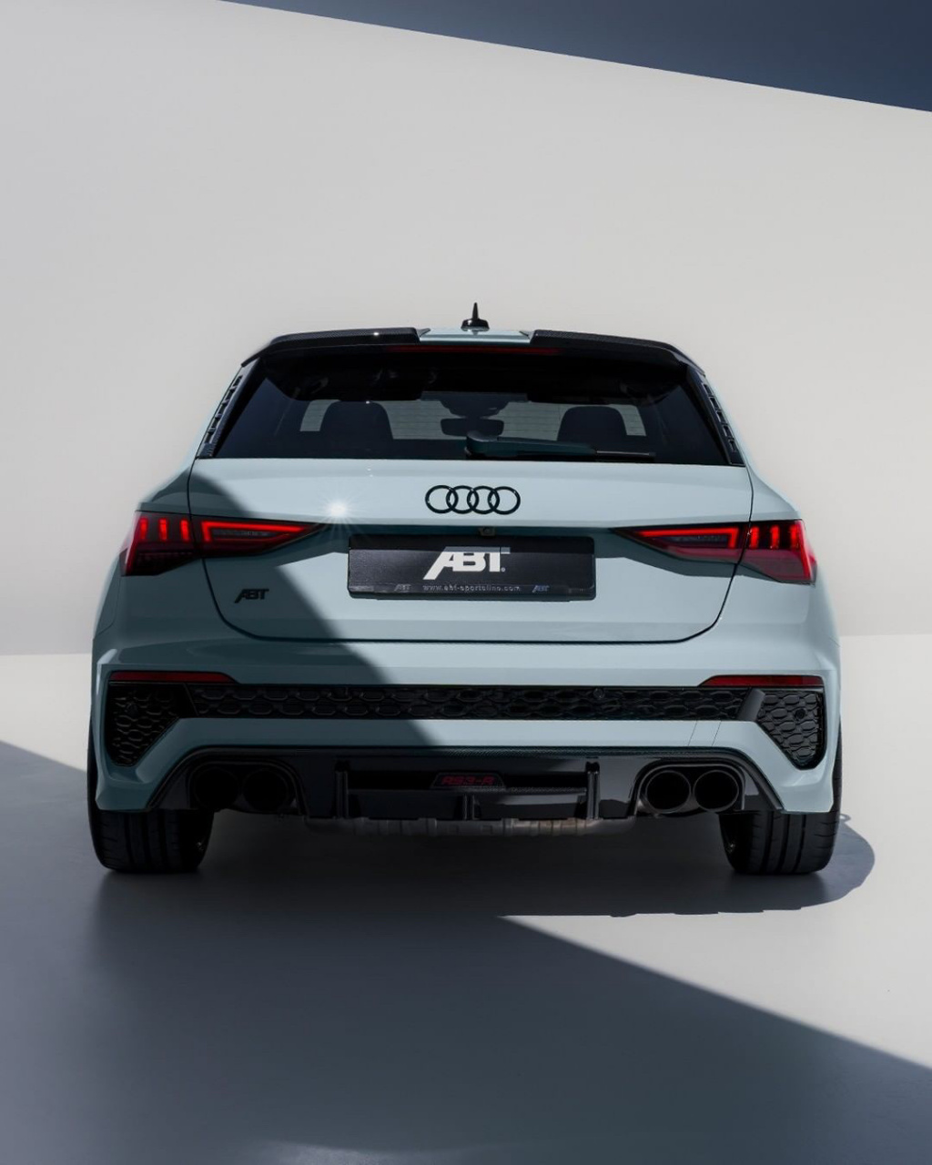 这辆由abt改装打造的奥迪rs3 是不是你认为最快的小钢炮 和a45s对比他