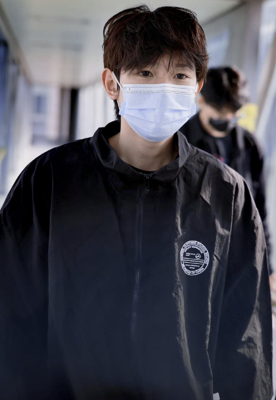 王源戴口罩,是因为抽了华子吗?[偷笑]