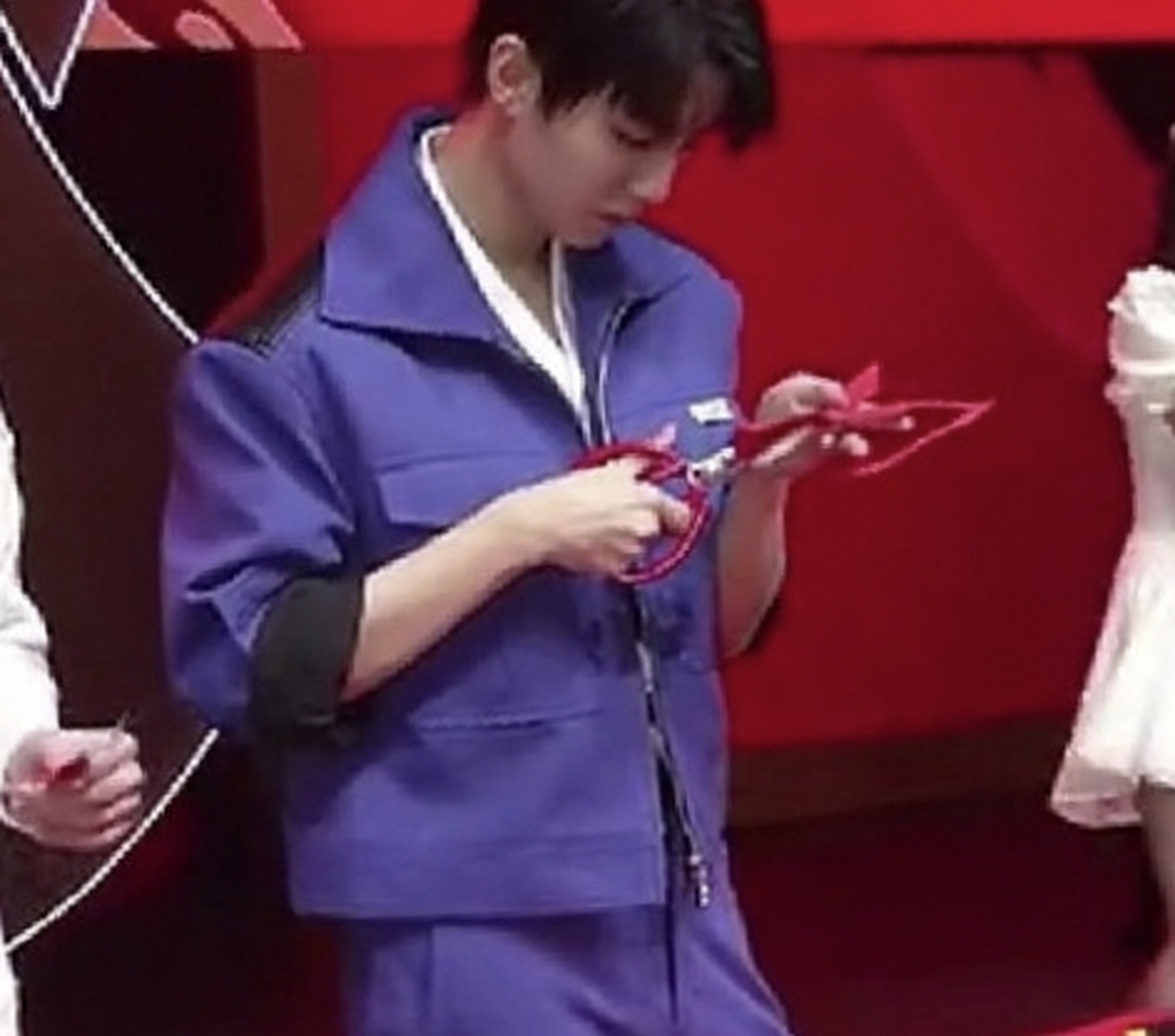 王俊凯今晚直播剪纸兔子啦,哈哈哈哈哈哈真的是太可爱了呢!