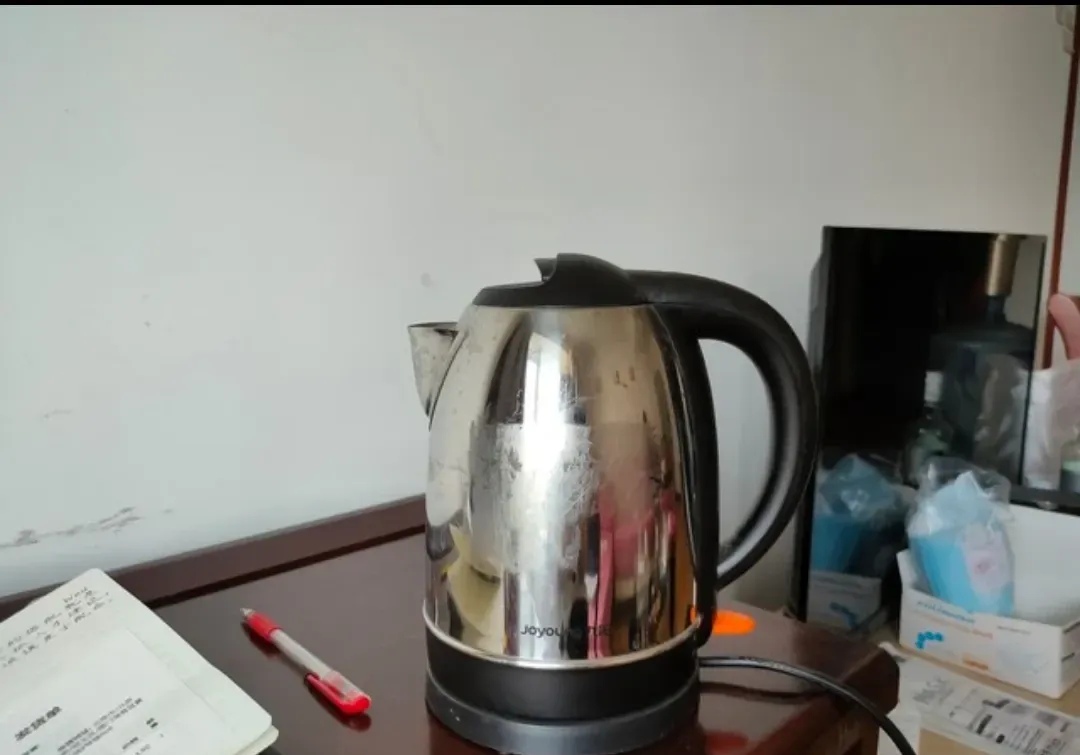 我们办公室没有饮水机,喝水是用烧水壶烧开,然后倒在开水瓶里面保温的