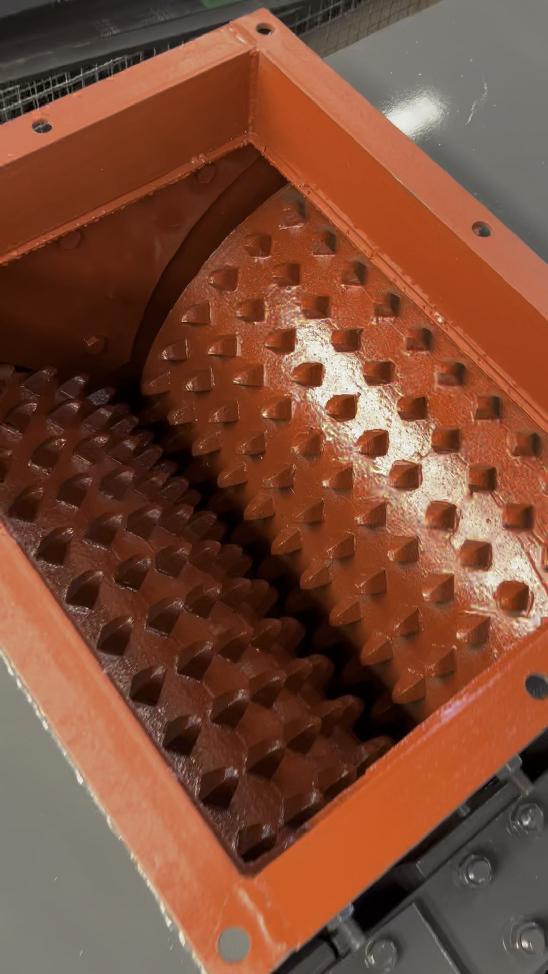 这是河南旭海机械生产的600乘500型狼牙齿辊破碎机一体式锰钢铸造狼