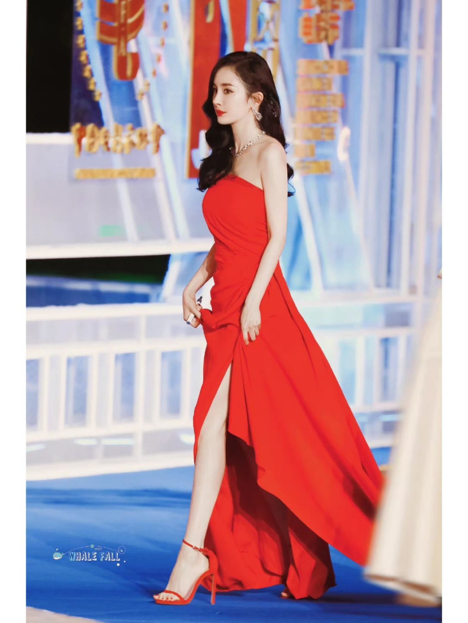 杨幂一袭红裙配泪痣眼妆,美得惊心动魄!