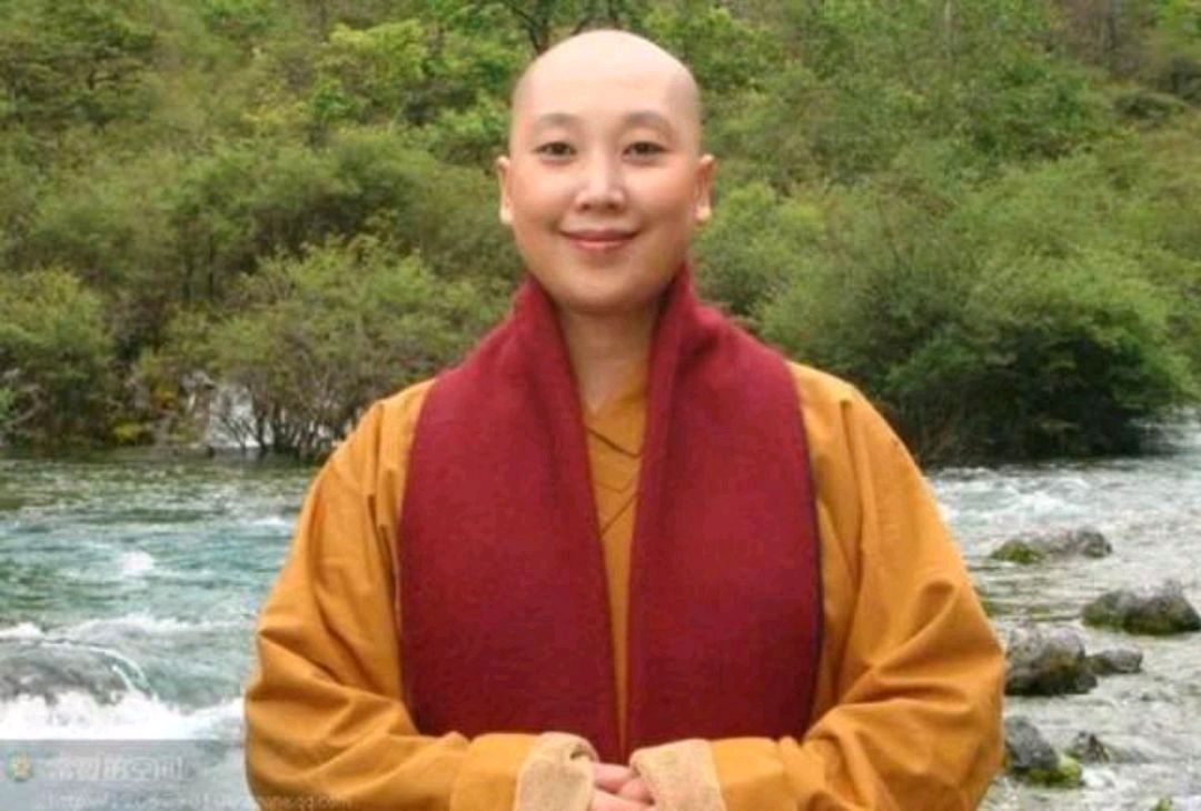 演唱《青藏高原》而爆红的歌手李娜,剃度出家25年!如今状况怎样