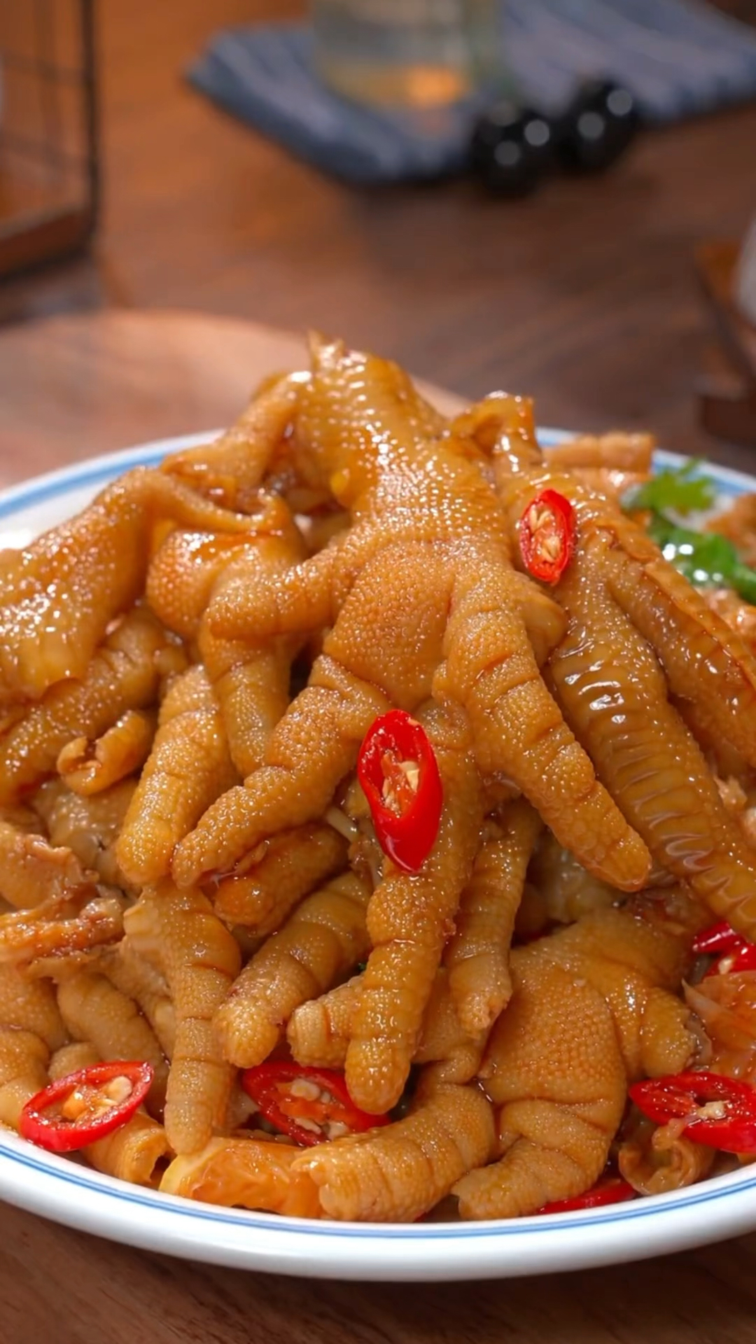 这个酸辣柠檬鸡爪简直太好吃了,酸辣过瘾,脆嫩爽口,一口一个太幸福了