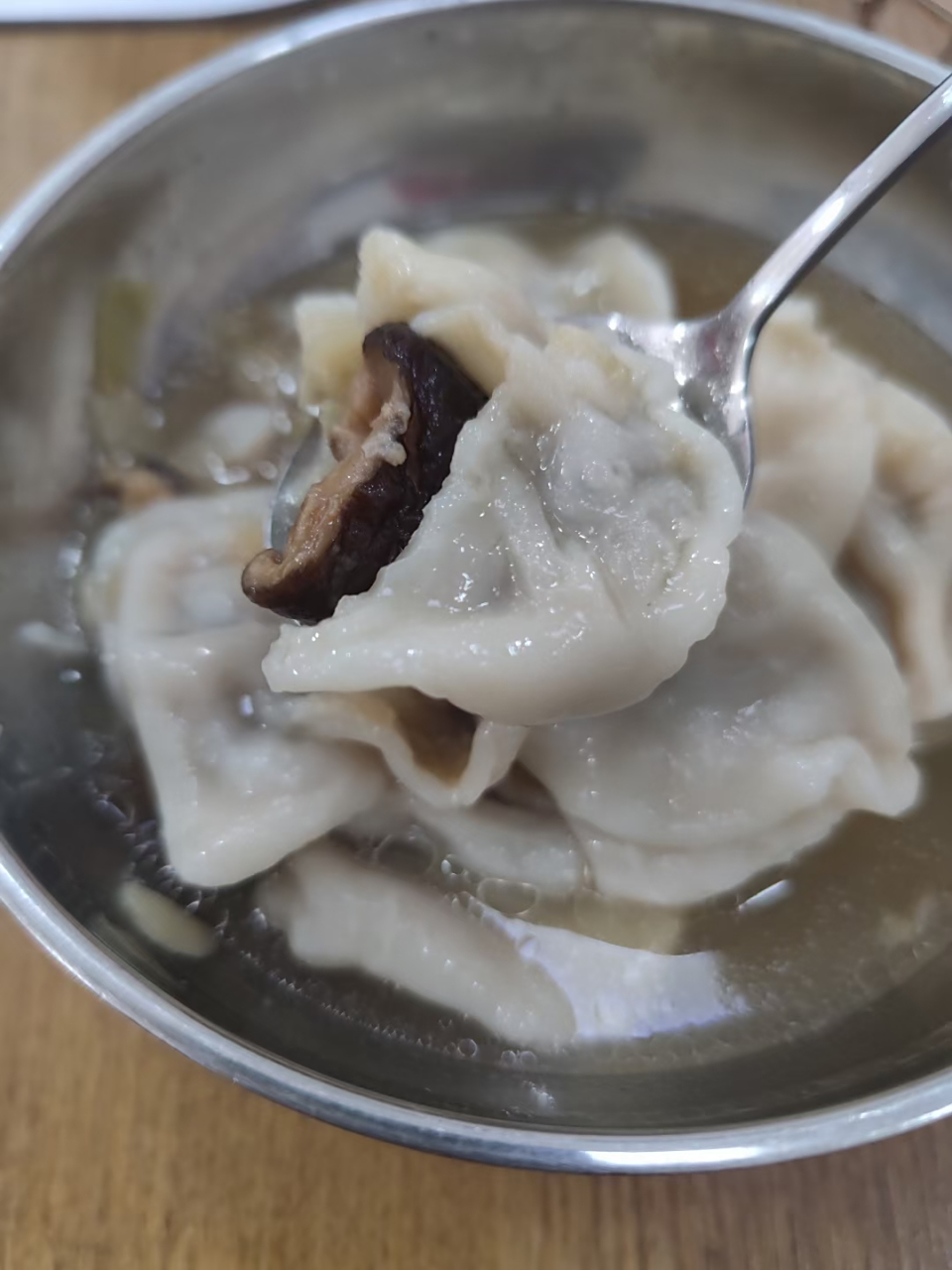 香菇猪肉饺子  这么大的香菇  太大方了吧 67下次切小块点  谢谢