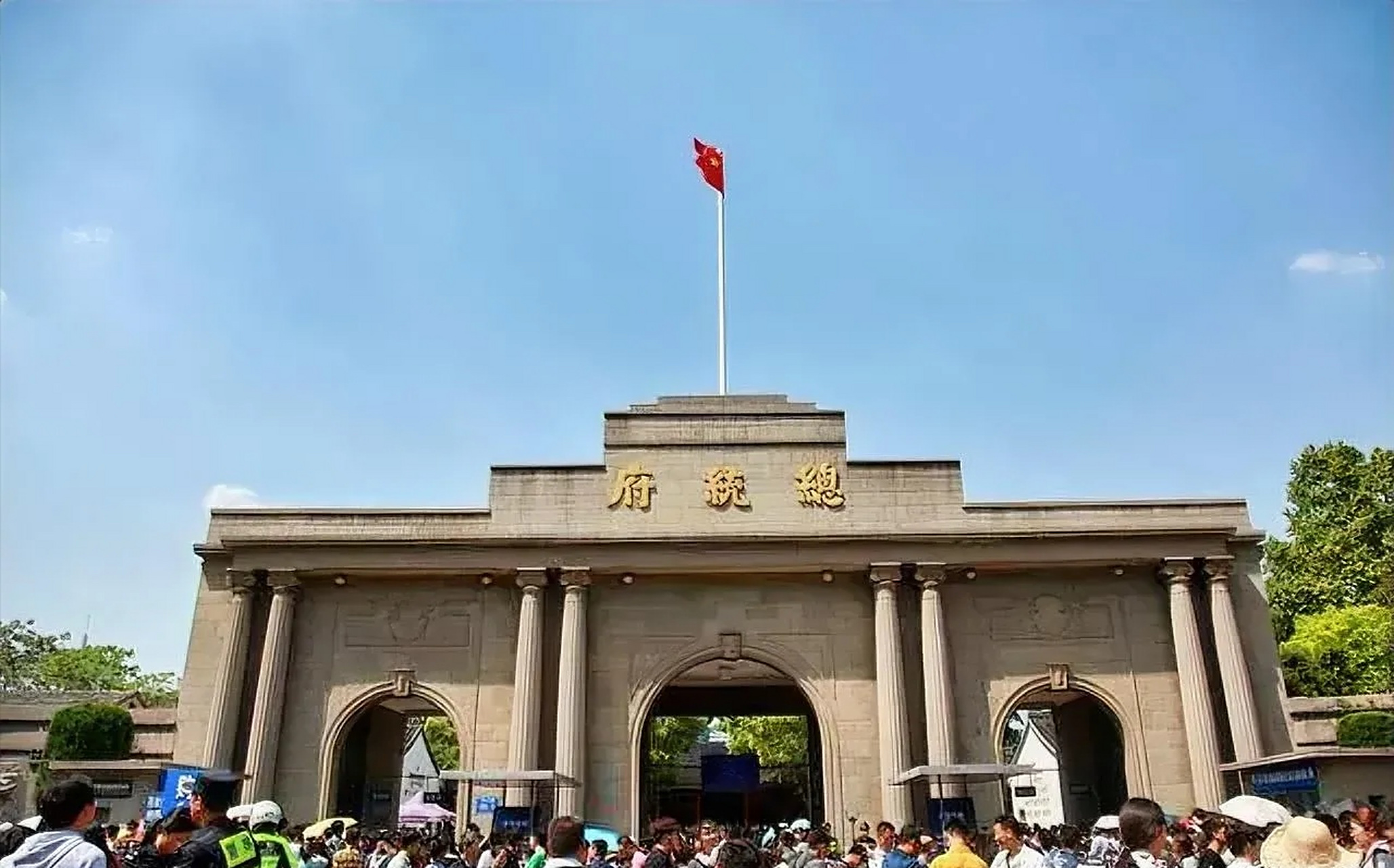 有游客看到南京总统府旧址的旗杆上没有旗帜,就问这旗杆为什么不升五