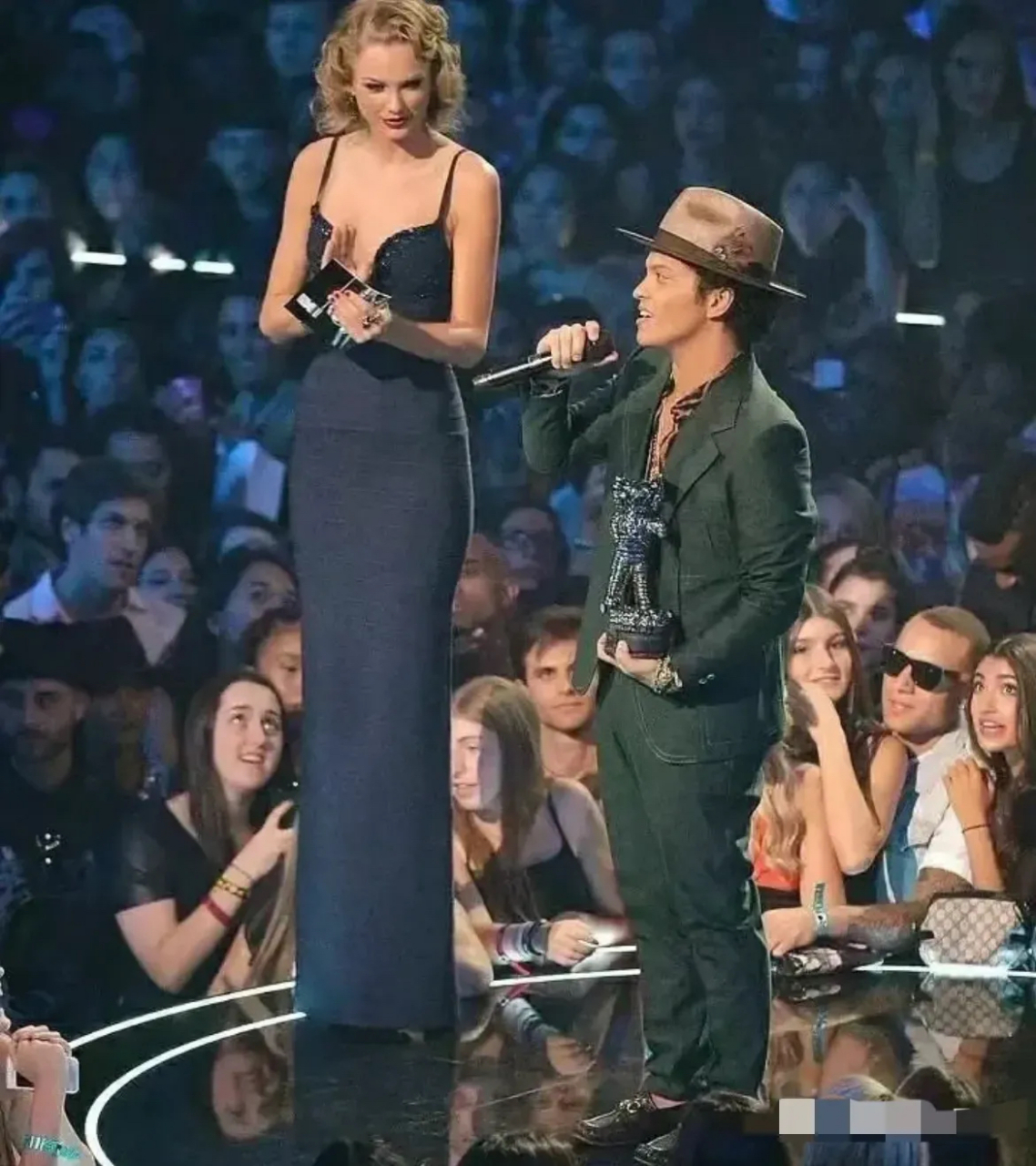 霉霉和火星哥站在一起,身高居然差这么多……有种给小矮人颁奖的感觉