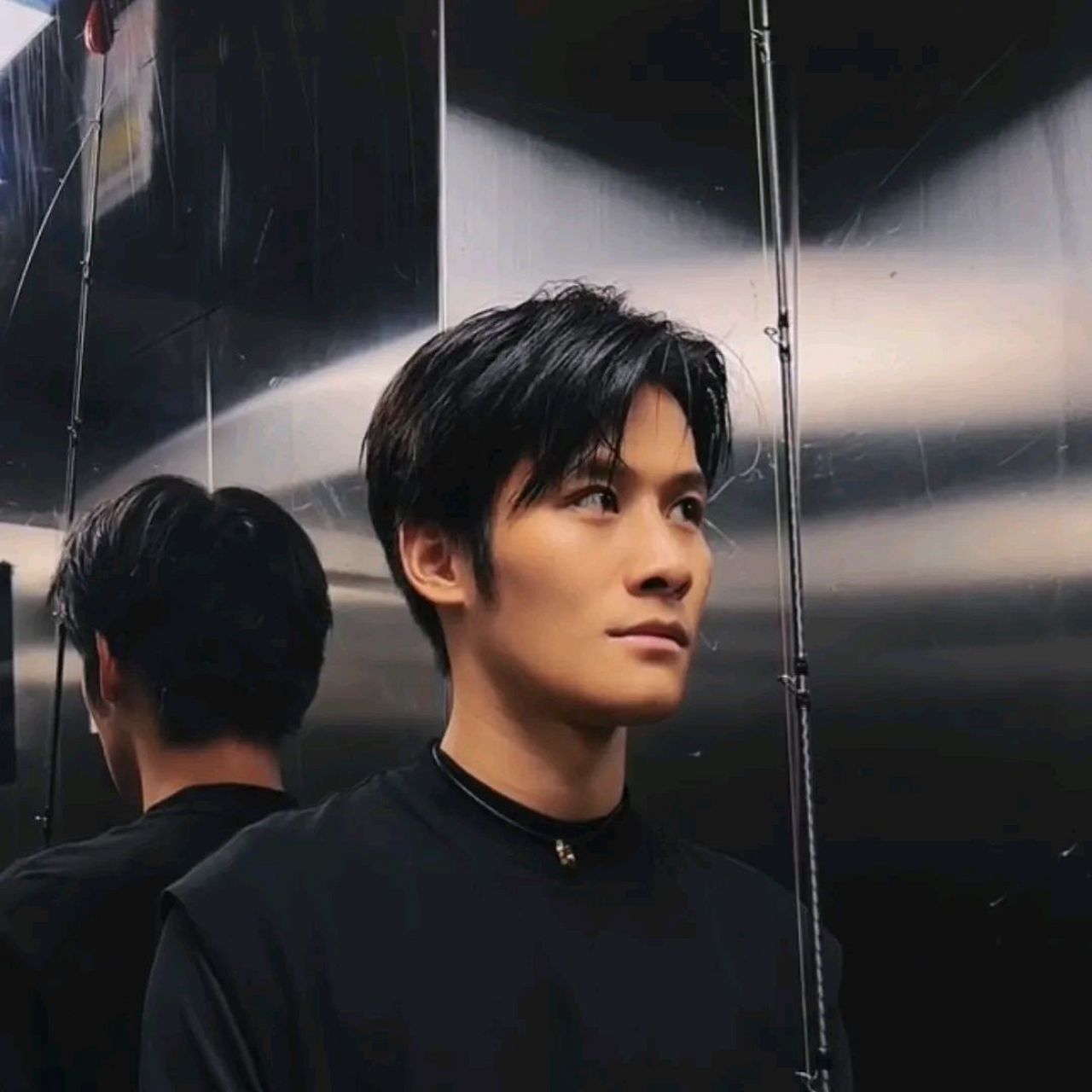 但他只追求简单的生活,不追求名利,也不追求虚荣.