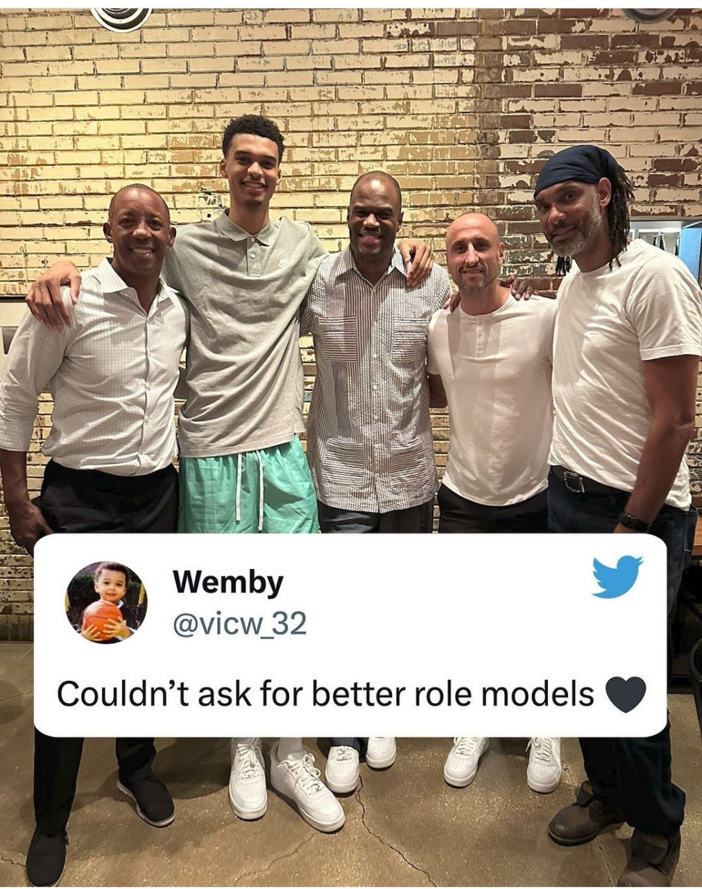 文班亚马ins晒与一众马刺队名宿的合照!#nba