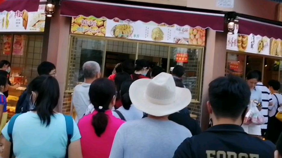 蛋挞一毛一个,某烘焙店开业打出的优惠广告,现场排起了长龙
