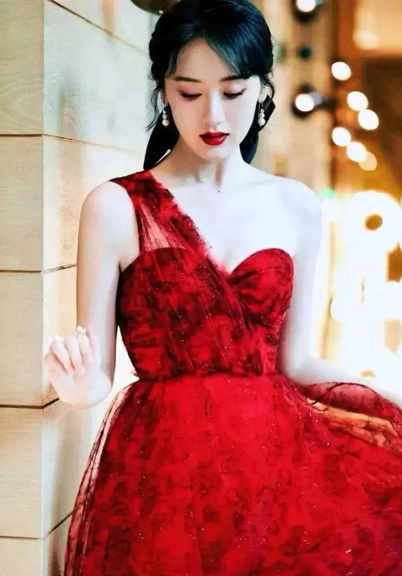 穿红色礼服的女明星真美