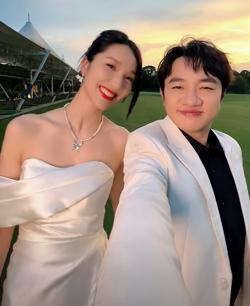 李亚男穿白色礼服好像新娘子,她照顾老公身高一直往后半蹲着,王祖蓝