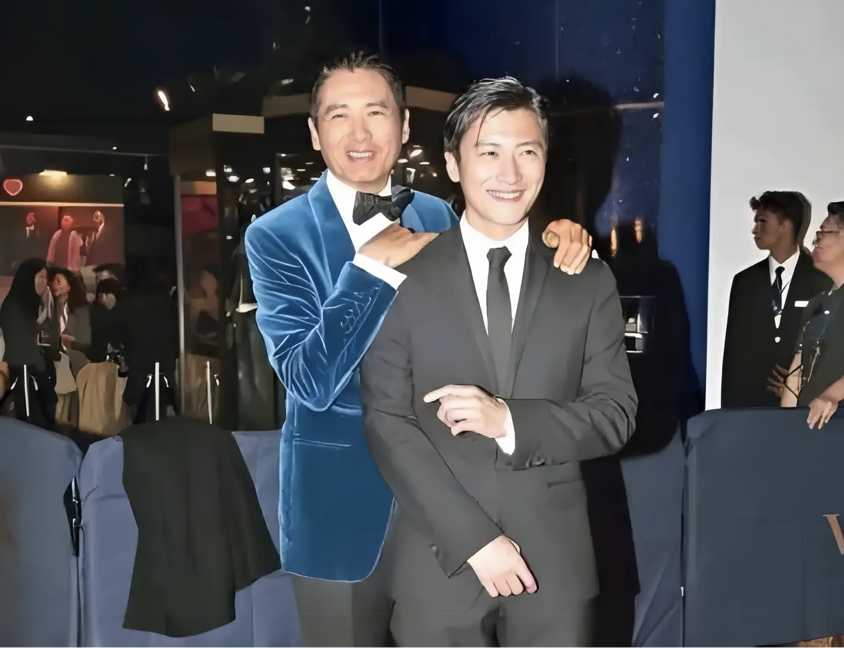 周润发抱着两岁的谢霆锋,一眨眼谢霆锋都40多岁了,周润发都快70了