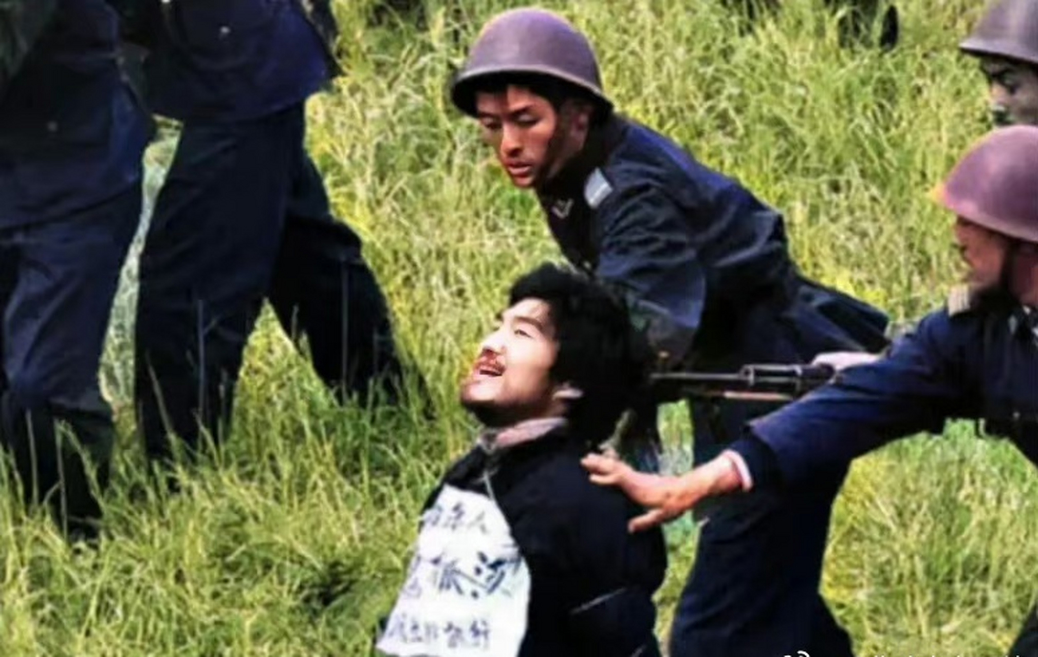 1990年,西安北郊草滩."悍匪"魏振海被处决时留下的一张照片.