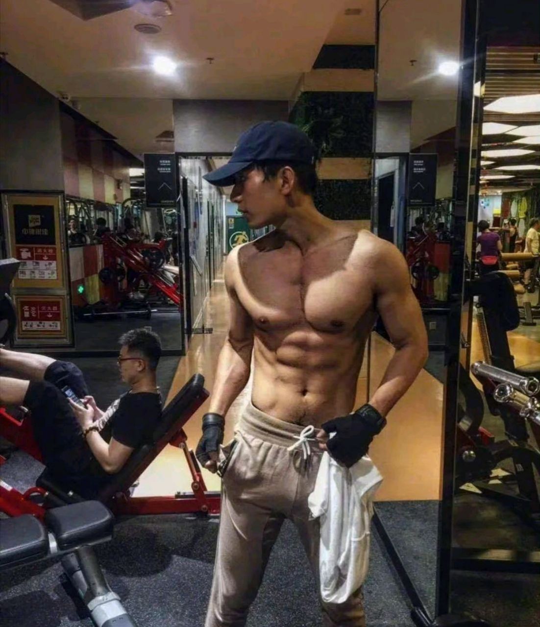 没想到成毅的身材这么好,八块腹肌你馋了吗 #成毅# 的身材竟然这么好,