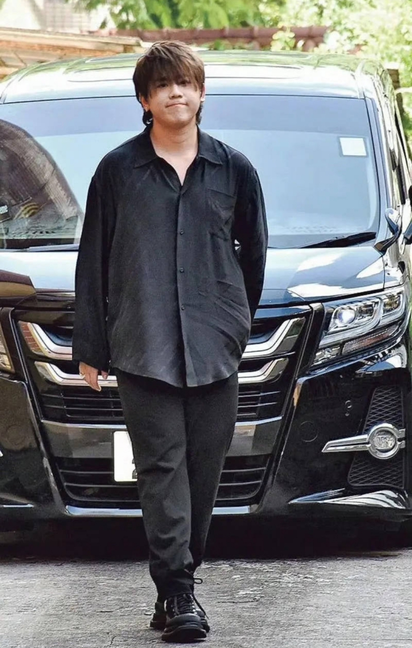 几百名粉丝等着的明星算不算人气高咱也说不好