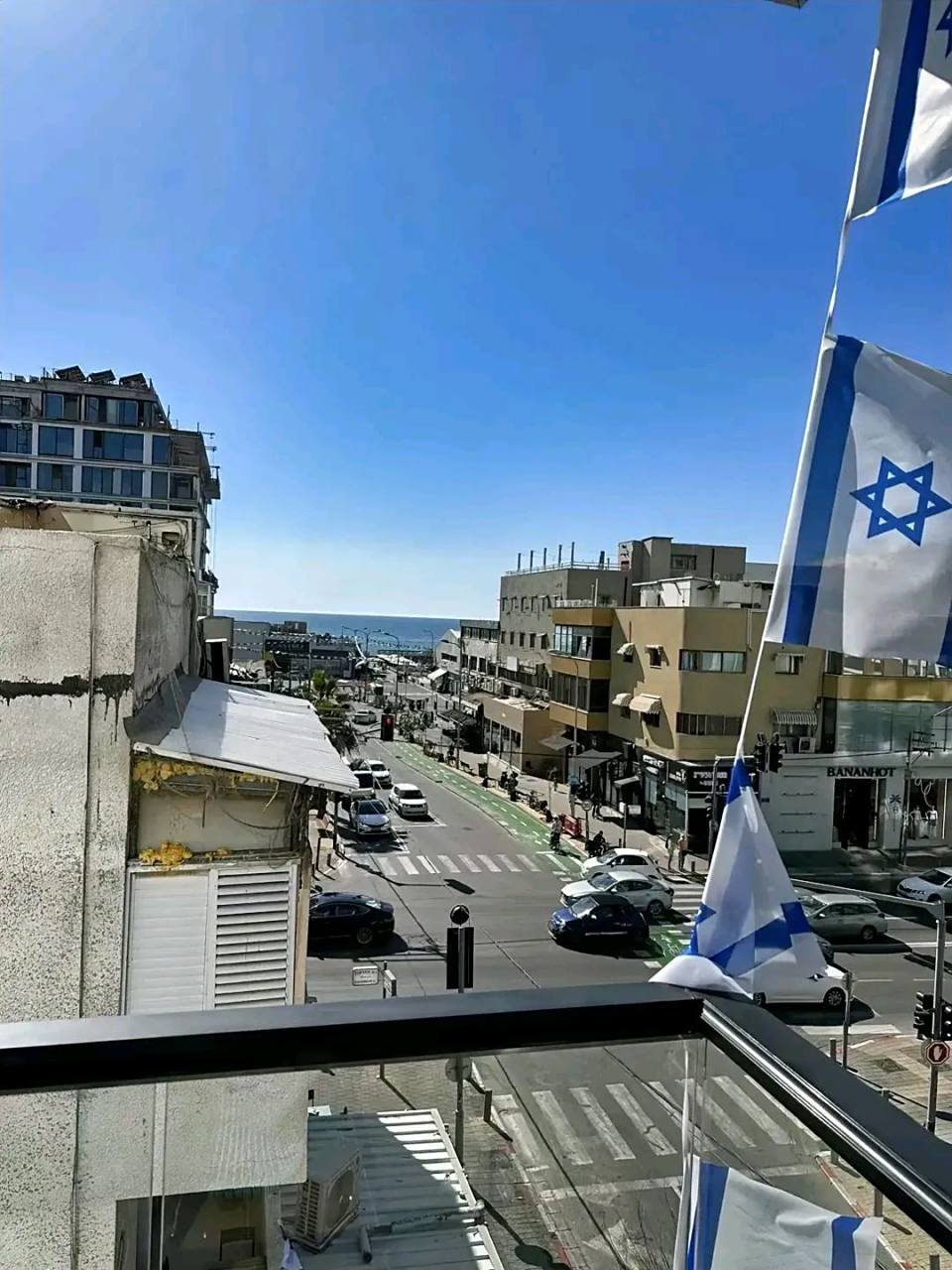 下图是以色列首府,特拉维夫街景之一,实况跟我们四五线的小城镇有的一