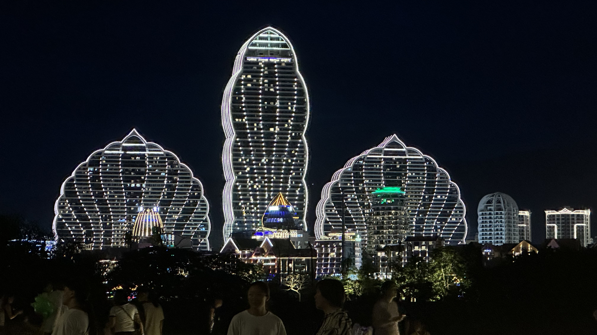 西双版纳隔着澜沧江旅拍告庄夜景,双塔和龙舟广场夜景