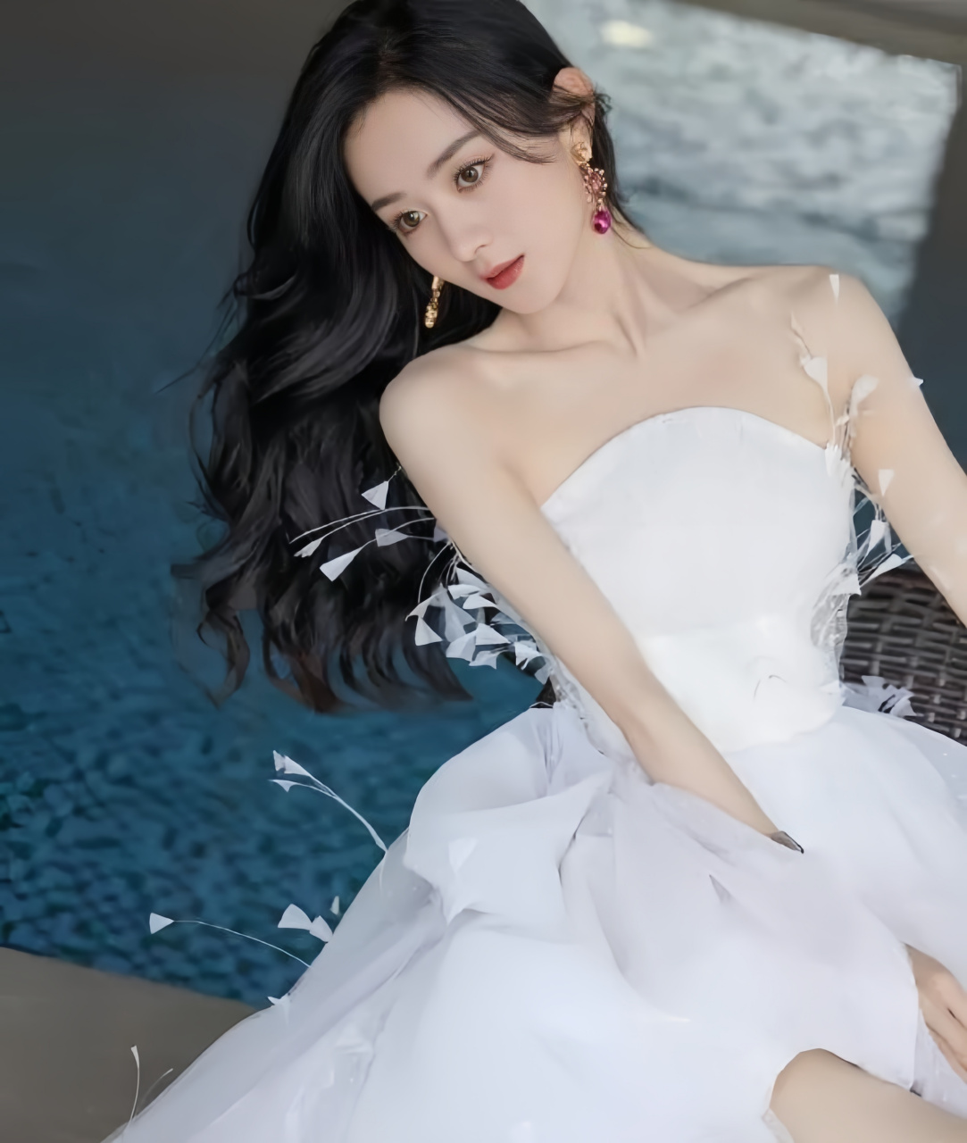 赵丽颖的这身纯白色抹胸曳地纱裙宛如白天鹅般优雅动人.