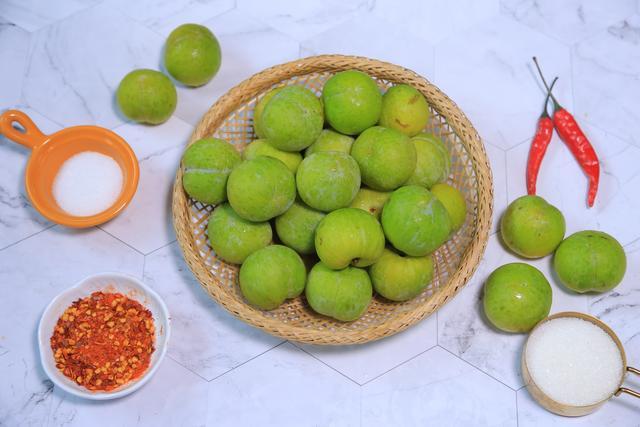 过把嘴瘾!自制蘸水辣腌青李,酸甜辣爽超开胃,完胜九制话梅