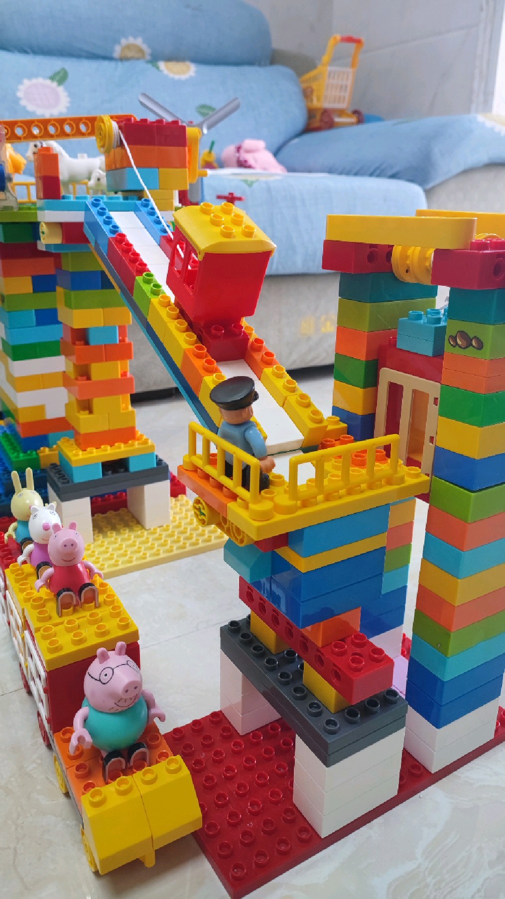 挑战乐高积木的100种玩法,有电梯又有缆车,好玩的山顶动物园风车